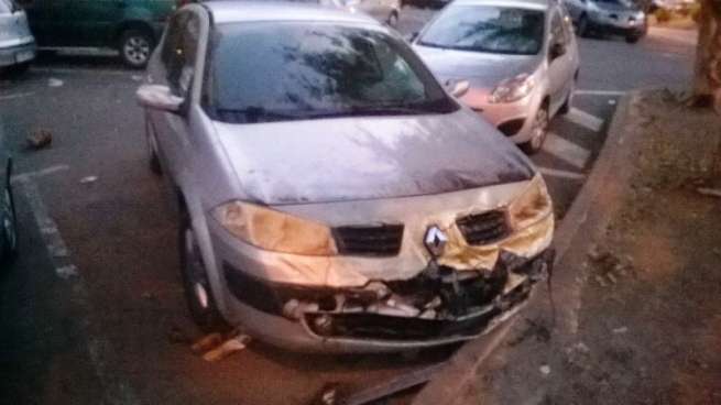 Uno de los vehículos dañados por el incendio (Foto TA)