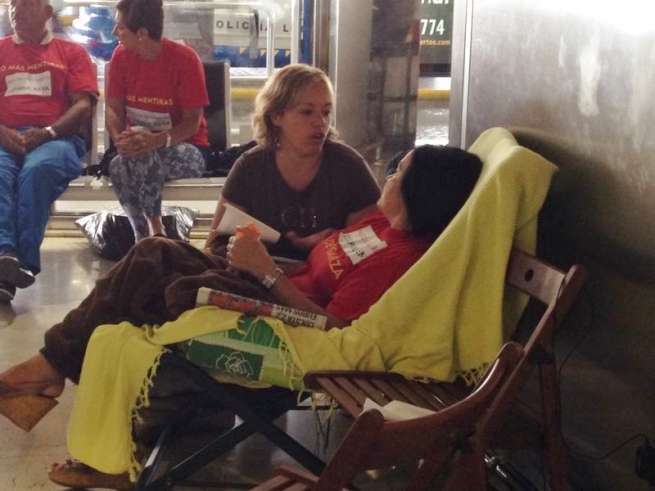 Sonsoles Martín, este martes con Margarita Alonso en el Aeropuerto (Foto TA)