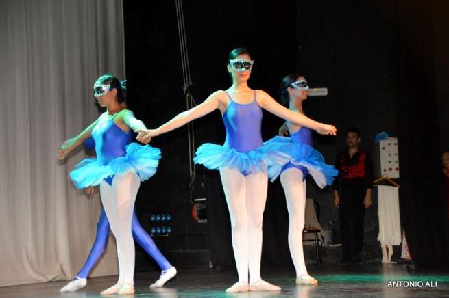 Momento de la actuación de un grupo de alumnas (Foto Antonio Alí)