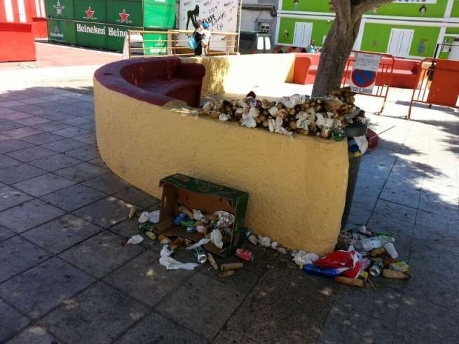 Residuos acumulados en la plaza del barrio (Foto TA)