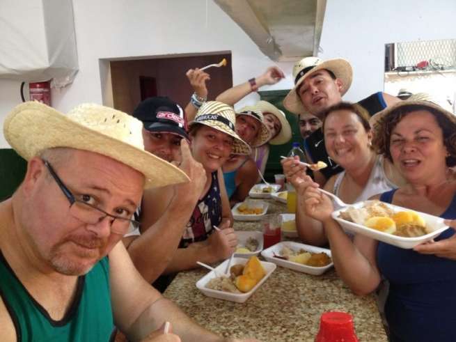Vecinos degustan el sancocho ofrecido por la AV La Buena Suerte (Foto TA)
