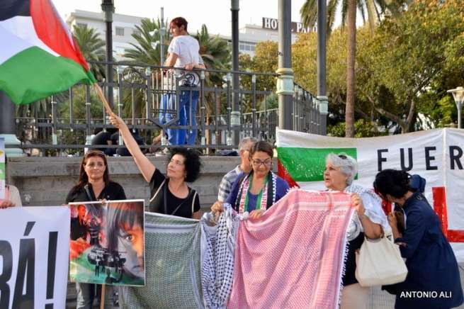 La concejala teldense Josefa Milán ondea una bandera palestina junto a la sindicalista Cecilia Guerra (i) (Foto TA)