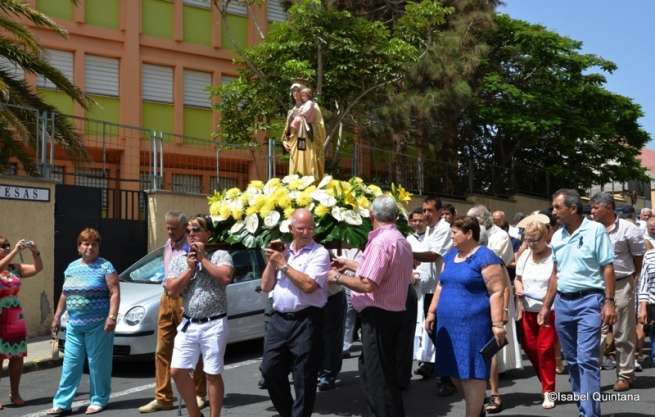 Imagen del desfile religioso por las calles de Las Huesas (Foto Isabel Quintana)