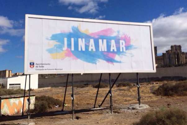 Una de las tres vallas publicitarias de la Concejalía de Fomento en Jinámar (Foto TA)