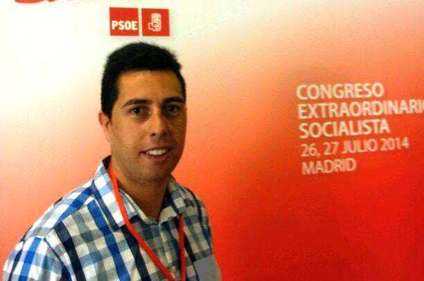 Alejandro Ramos ante el cartel del congreso (Foto TA)