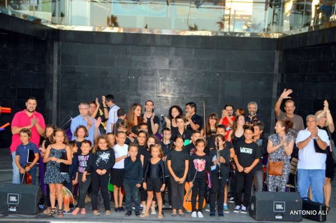Foto de familia de los pequeños músicos y sus profesores (Foto Antonio Alí)