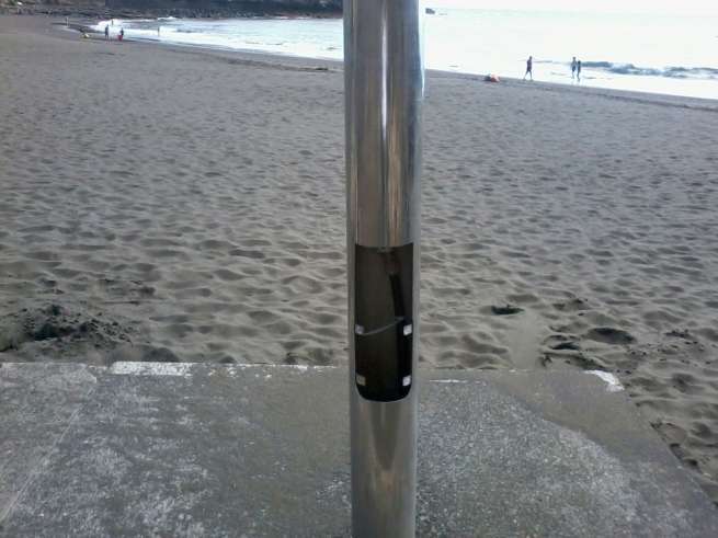 Ducha de La Garita sin la tapa tras el robo (Foto TA)