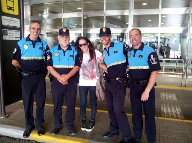 Agentes de la Policía Local con la cantante Malú, ayer por la tarde en Gando (Foto TA)
