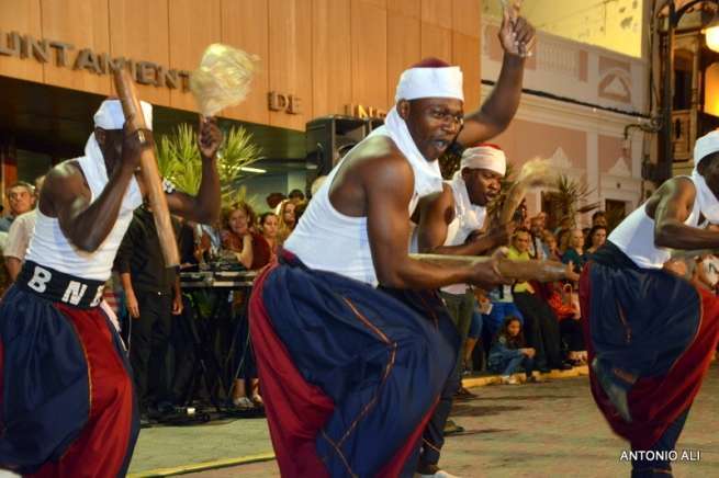 Actuación de un grupo africano (Foto Antonio Alí)