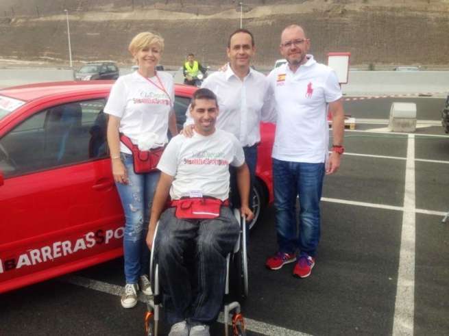Los consejeros insulares con miembro del Club Deportivo Sin Barreras Sport (Foto TA)