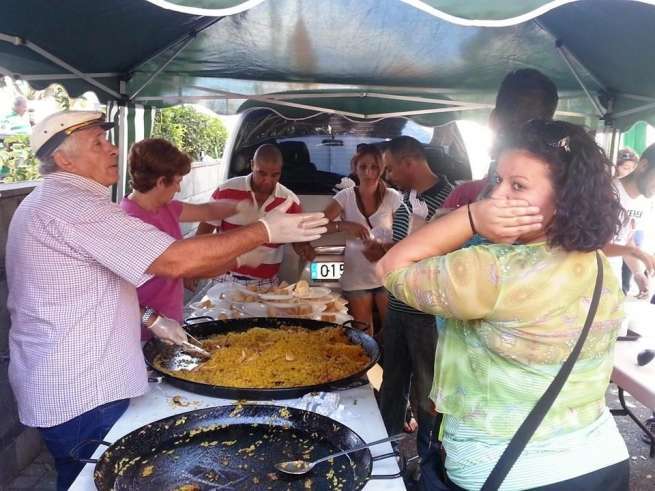 Momento del reparto de los platos de paella (Foto Nacho González)