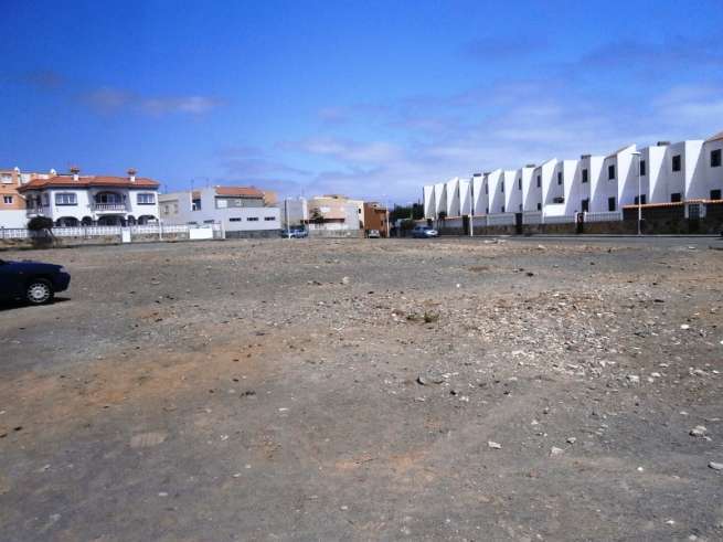 El solar fue objeto de una operación de limpieza este martes por la mañana (Foto TA)