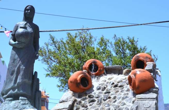 La fuente con tinajas fue instalada estos días atrás por personal de las concejalías de Parques y Jardines y Servicios Municipales (Foto TA)