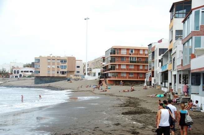 El mar casi llega a las casas situadas en primera línea de playa en Salinetas (Foto TA)