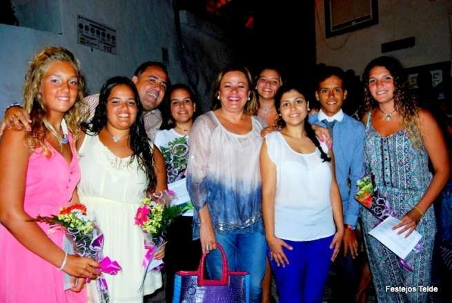 Los jóvenes pregoneros con la alcaldesa y el concejal de Festejos, anoche en Tufia (Foto FJS)