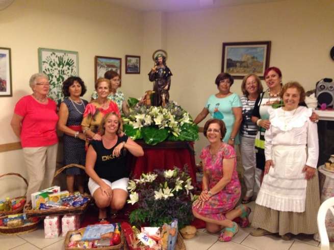 Grupo de socias del colectivo y la concejala Sonsoles Martín posan junto a la imagen del santo (Foto TA)