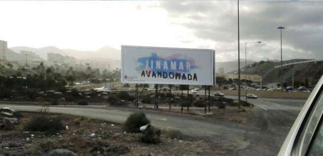 Cartel de promoción de la zona con la pintada añadida en color negro (Foto TA)