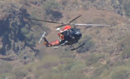 El helicóptero del GES sobrevolando esta mañana la zona del barranco de Los Cernícalos, en Telde (Foto Jana Schulze)
