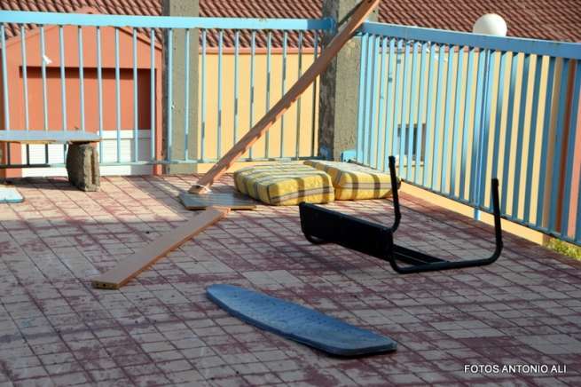 La basura se acumula en los rellanos y espacios públicos de este bloque de viviendas (Foto Antonio Alí)