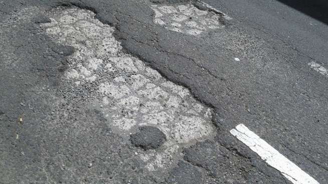 Baches en la calle de Salmerón, en Las Huesas (Foto TA)
