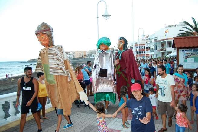 El pasacalle en la avenida de Salinetas (Foto TA)