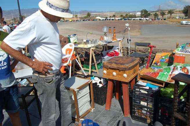 El rastrillo solidario de este sábado en la avenida, un atractivo más de las fiestas de Melenara (Foto TA)