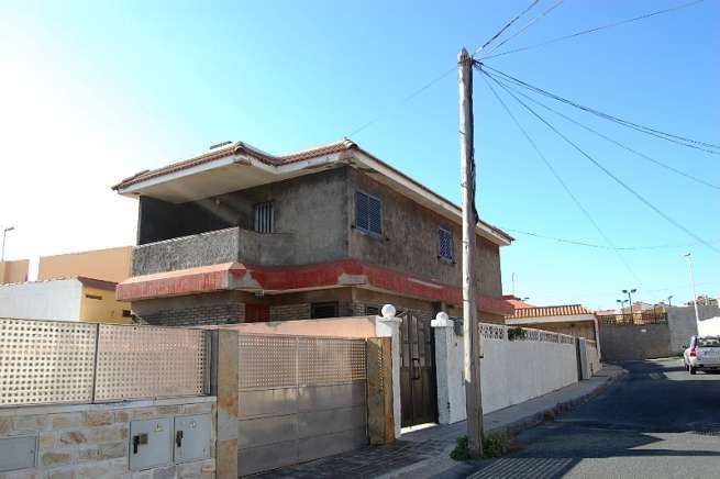 El poste lleva más de 10 años en la calle de Malva (Foto TA)