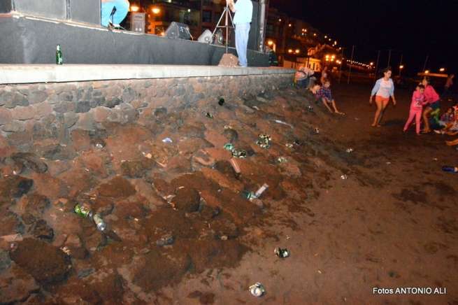 Latas y botellas, anoche delante del escenario de las fiestas de Melenara (Foto TA)