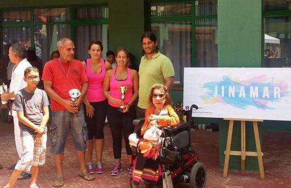 El concejal Ignacio Serrado, primero por la derecha, con miembros del colectivo vecinal Los Cedros del Cortijo (Foto TA)
