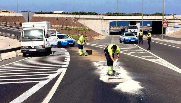 Personal municipal limpia la calzada (Foto TA)