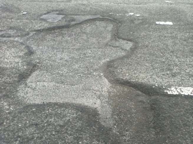 Socavones en las calles de Jinámar (Foto TA)