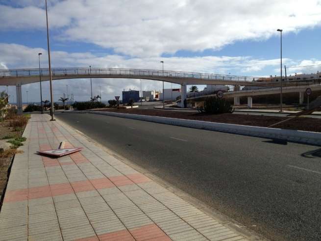 Una de las señales tiradas al suelo en la madrugada del pasado sábado al domingo (Foto TA)