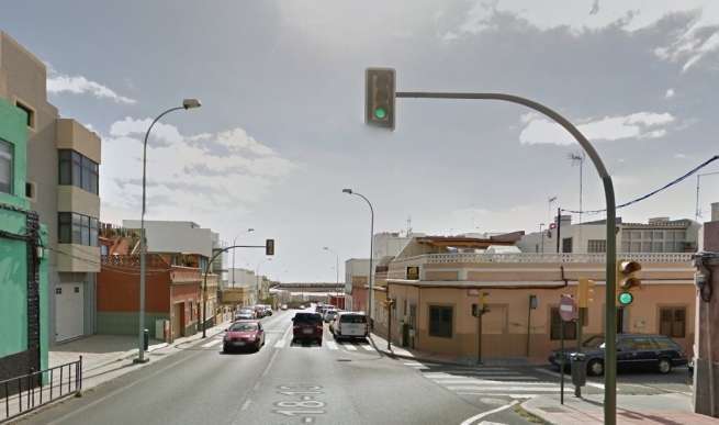 Imagen del semáforo de la entrada al barrio de Casas Nuevas (Foto TA)