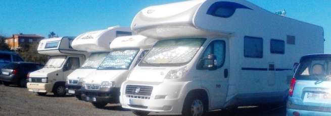 Autocaravanas aparcadas en Hoya del Pozo (Foto TA)