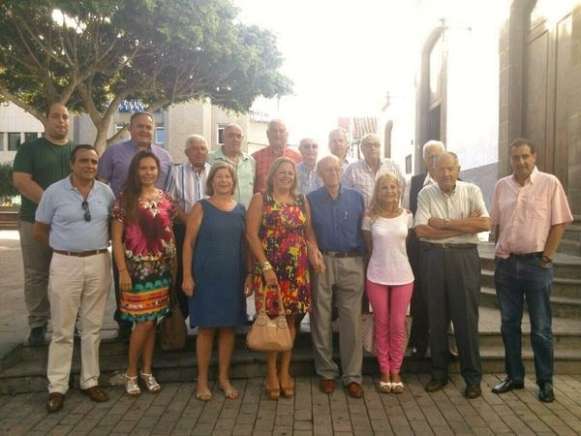 Miembros del PP con los veteranos de esta formación en el municipio (Foto TA)