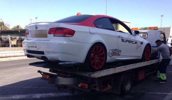 Imagen del vehículo retirado con una grúa por carecer de permiso para circular en España (Foto TA)