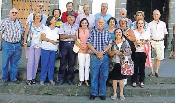 Grupo de amigos de Salinetas, en la puerta de la Basílica de Teror (Foto TA)