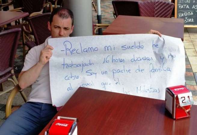 El encargo de la Cafetería La Hortelana muestra un cartel con su denuncia (Foto TA)