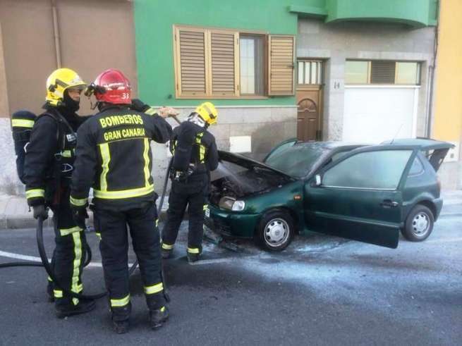 Los bomberos intervienen para sofocar el siniestro (Foto TA)