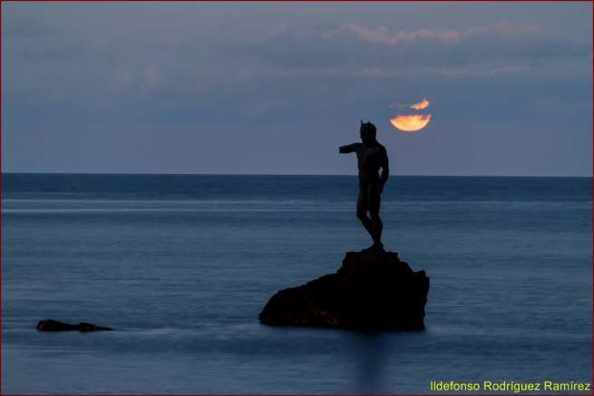 La superluna se posa sobre el hombro del Neptuno de Melenara (Foto Ildefonso Rodríguez)
