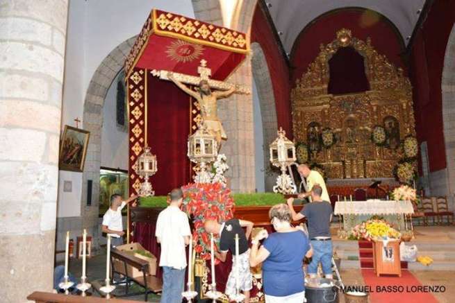 Trabajos de engalanamiento del trono, anoche en la Basílica de Telde  (Foto Manuel Basso)