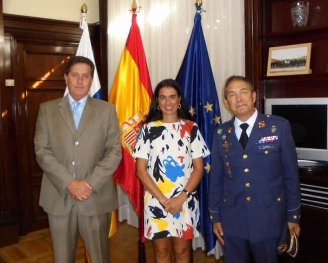 La delegada del Gobierno junto al nuevo jefe de la Base Aérea de Gando (Foto TA)