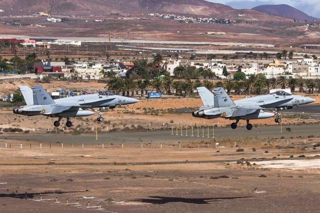 Dos F-18 del Ala 46 toman tierra en la Base Aérea de Gando (Foto TA)