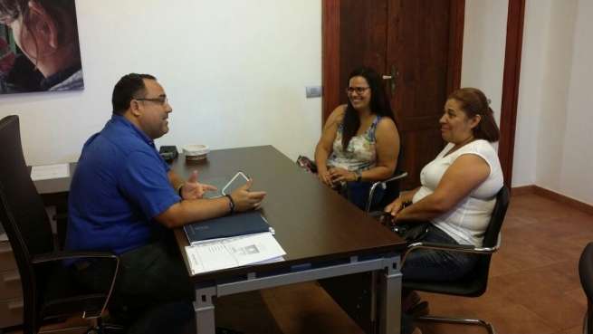 Agustín Pérez junto a miembros de la AV de Caserones Altos (Foto TA)