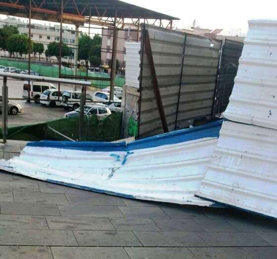 Vallas caídas en Arnao (Foto TA)