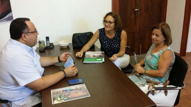 Agustín Pérez con miembros del Patronato de Jinámar (Foto TA)