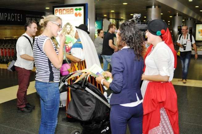 El Patronato de Turismo ofreció un recibimiento a los turistas que llegaban a la Isla (Foto Acfi Press)