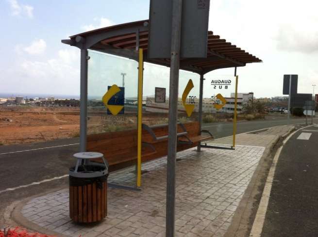 Nueva marquesina de guaguas en Las Huesas (Foto TA)