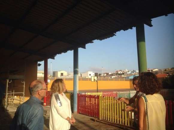 La alcaldesa junto al promotor de la obra y responsables del colegio este viernes (Foto TA)