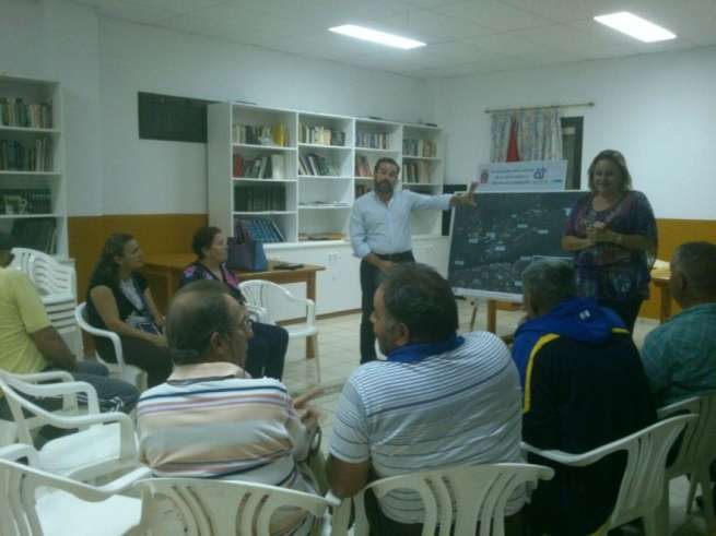 Autoridades junto a los vecinos de La Gavia, este jueves (Foto TA)